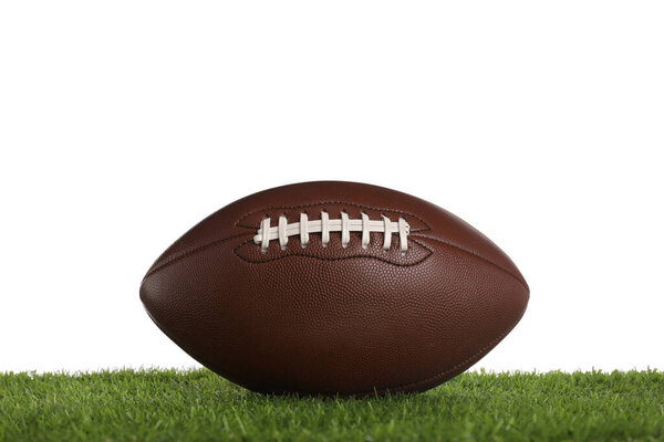 Кожаный американский футбольный мяч на лужайке на белом фоне