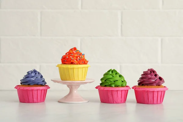 Délicieux Cupcakes Crème Colorée Sur Table Blanche — Photo