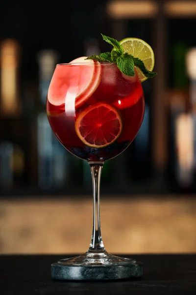 Delizioso Cocktail Sangria Tavolo Nero Nel Bar — Foto Stock