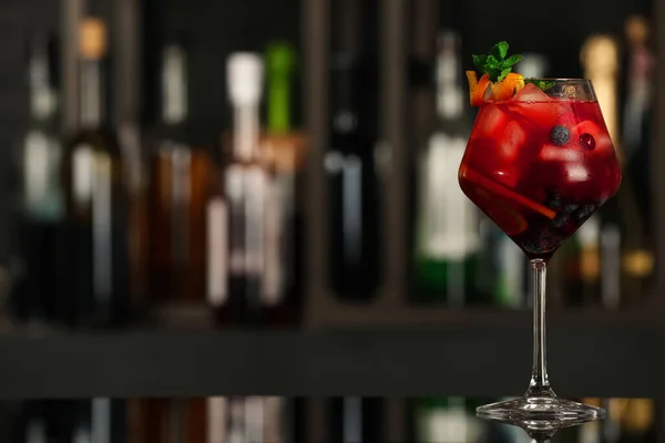 Delizioso Cocktail Sangria Sul Tavolo Nero Nel Bar Spazio Testo — Foto Stock