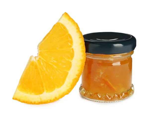 オレンジジャムと白の背景に新鮮な果物を持つジャー — ストック写真