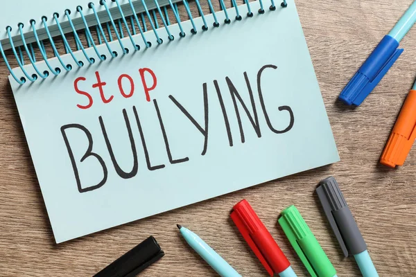 Text Stop Bullying Γραμμένο Σημειωματάριο Και Δείκτες Ξύλινο Τραπέζι Επίπεδη — Φωτογραφία Αρχείου