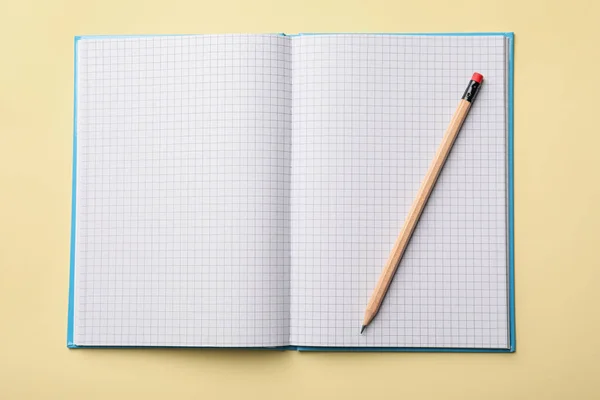 Cuaderno Abierto Con Hojas Blanco Lápiz Sobre Fondo Beige Vista —  Fotos de Stock