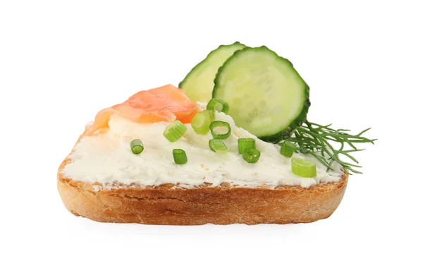 Delicioso Sándwich Con Queso Crema Salmón Pepino Hierbas Aisladas Blanco —  Fotos de Stock