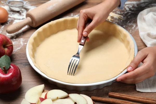 Femme Faisant Des Trous Dans Pâte Crue Avec Fourchette Table — Photo