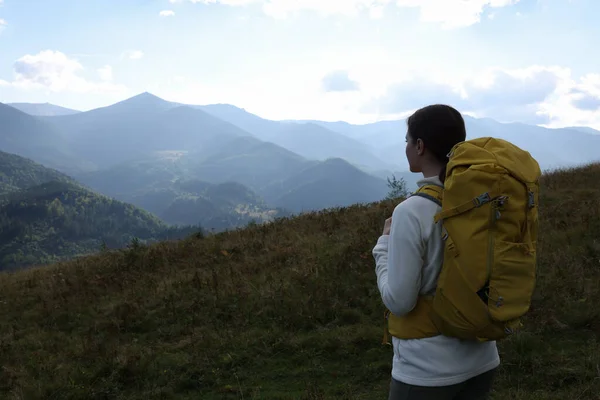 Tourist Backpack Enjoying Mountain Landscape Back View Space Text — Stock Photo, Image