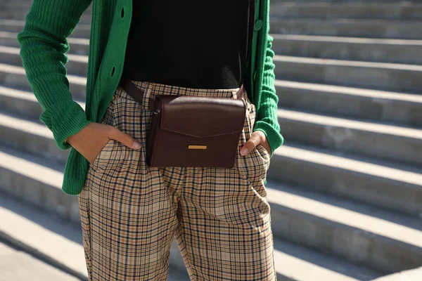 Joven Mujer Afroamericana Con Elegante Bolso Cintura Las Escaleras Aire — Foto de Stock