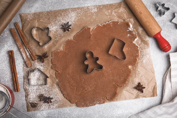 做圣诞饼干将生面团和切碎的面团放在灰色桌子上 — 图库照片