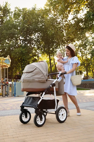 Mère Heureuse Avec Bébé Poussette Marchant Dans Parc — Photo