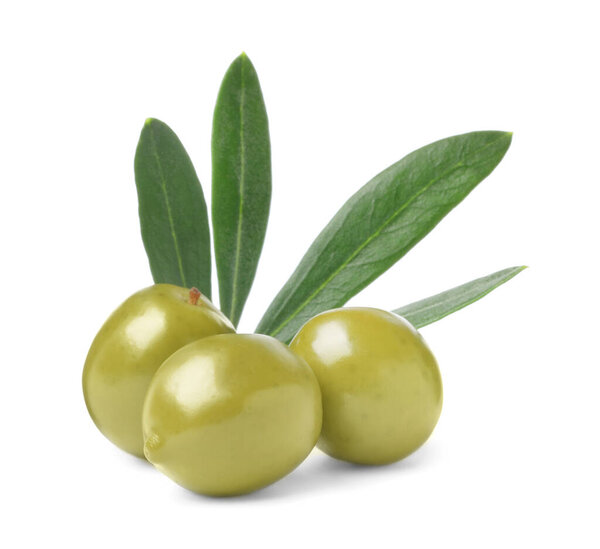 Вкусные свежие зеленые оливки на белом фоне