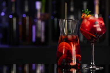 Bardaki siyah masada nefis bir sangria kokteyli. Metin için boşluk