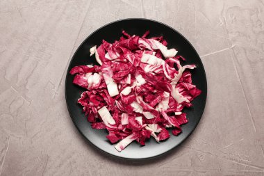 Radicchio 'yu gri masada, tabakta kes.