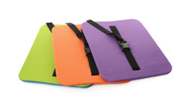 Beyaz üzerine izole edilmiş parlak köpüklü turist koltuğu minderleri.