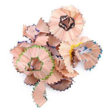 Beyaz zemin üzerinde renkli kalem talaşı yığını, üst görünüm