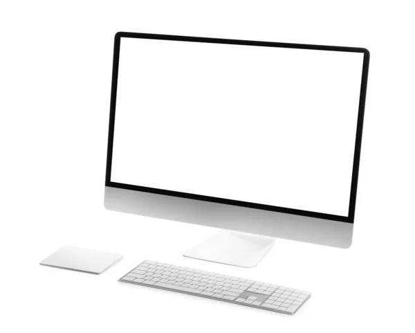 Computador Moderno Com Tela Monitor Branco Periféricos Fundo Branco — Fotografia de Stock