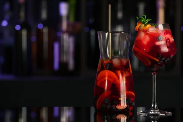 Delizioso Cocktail Sangria Sul Tavolo Nero Nel Bar Spazio Testo — Foto Stock