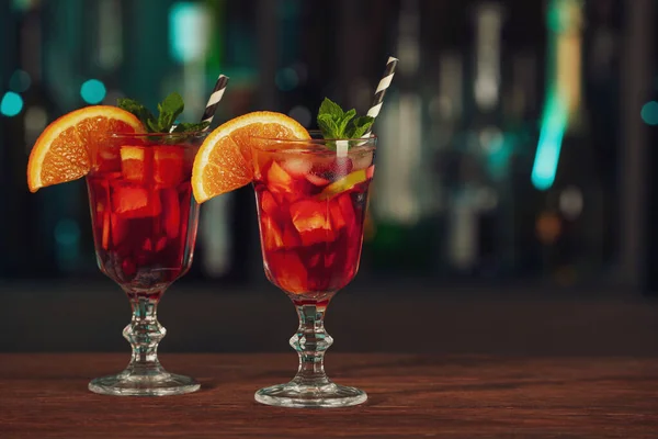 Delizioso Cocktail Sangria Tavolo Legno Nel Bar Spazio Testo — Foto Stock