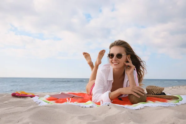 Beautiful Woman Lying Beach Towel Sea — Stock Photo, Image