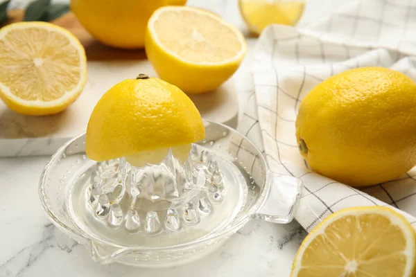Скляний Морозильник Свіжі Лимони Білому Мармуровому Столі — стокове фото