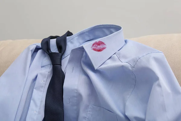 Overhemd Voor Heren Met Lipstick Kus Stropdas Bank Binnenshuis — Stockfoto