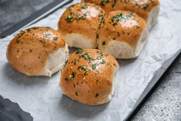 烤盘上有大蒜和香草的传统潘普什卡面包 — 图库照片