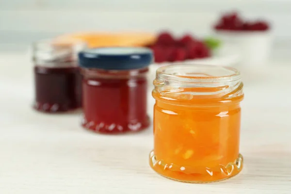 Gläser Mit Verschiedenen Süßen Marmeladen Auf Weißem Holztisch Nahaufnahme Raum — Stockfoto