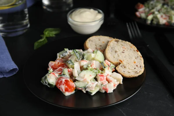 Deliziosa Insalata Con Maionese Sul Tavolo Nero — Foto Stock