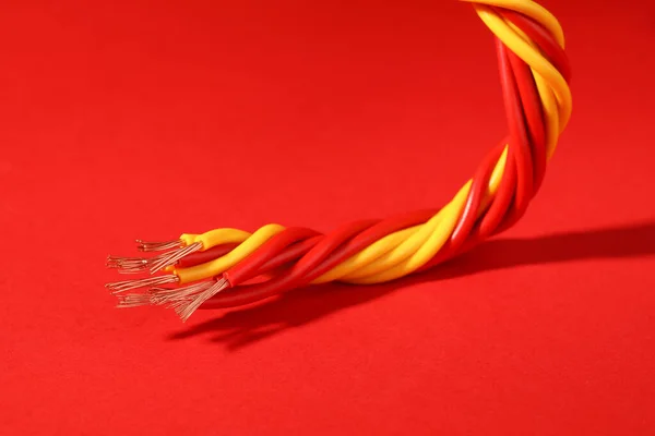赤色の背景の電気線 クローズアップビュー — ストック写真
