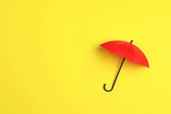 Parapluie Lumineux Sur Fond Jaune Vue Dessus Espace Pour Texte — Photo