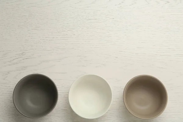 精美的空陶瓷碗放在白色的木制桌子上 并留有文字空间 — 图库照片