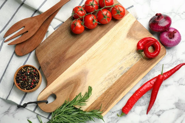 Tabla Cortar Verduras Mesa Mármol Blanco Puesta Plana Utensilios Cocina —  Fotos de Stock