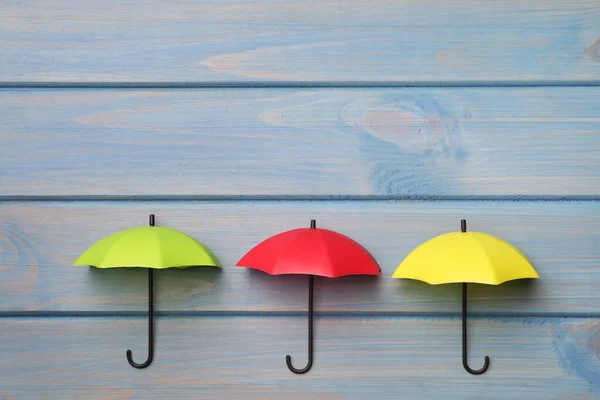 Petits Parasols Couleur Sur Fond Bois Bleu Clair Pose Plate — Photo