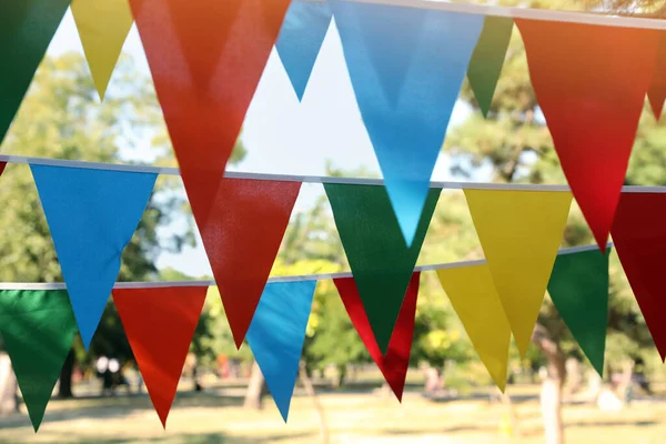 Πολύχρωμο Bunting Σημαίες Στο Πάρκο Διακόσμηση Πάρτι — Φωτογραφία Αρχείου