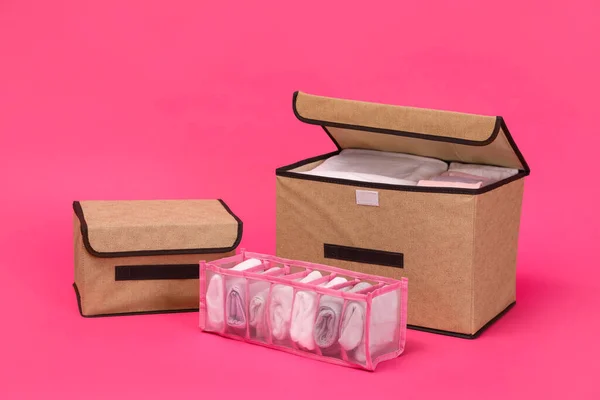 纺织品贮藏箱和粉红背景折叠式服装的组织机构 — 图库照片
