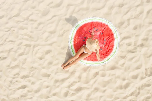 Mujer Tomando Sol Toalla Playa Redonda Costa Arena Vista Aérea — Foto de Stock
