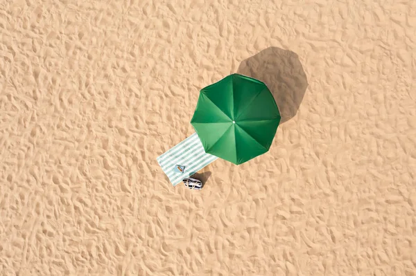 Parapluie Près Serviette Autres Affaires Vacancier Sur Sable Vue Aérienne — Photo