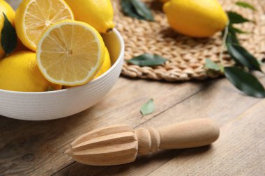 Tahta masada limonlu sıkan, yakın plan.