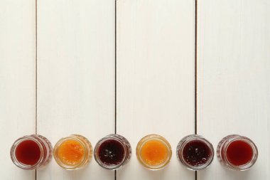 Beyaz ahşap masa üzerinde farklı reçeller, düz yatıyordu. Metin için boşluk