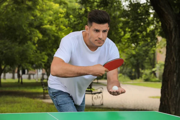 Άνθρωπος Που Παίζει Πινγκ Πονγκ Στο Πάρκο Την Ημέρα Του — Φωτογραφία Αρχείου