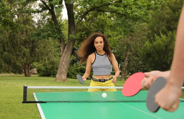 Ung Afro Amerikansk Kvinna Spelar Pingis Med Vän Utomhus — Stockfoto