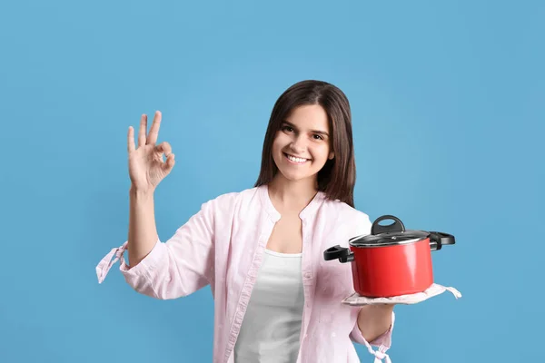 Gelukkig Jong Vrouw Met Koken Pot Licht Blauw Achtergrond — Stockfoto