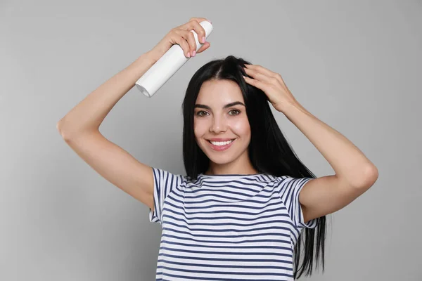 Mujer Que Aplica Champú Seco Sobre Cabello Sobre Fondo Gris — Foto de Stock