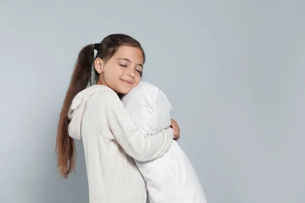 Menina Bonito Pijama Branco Abraçando Travesseiro Fundo Cinza Claro Espaço — Fotografia de Stock