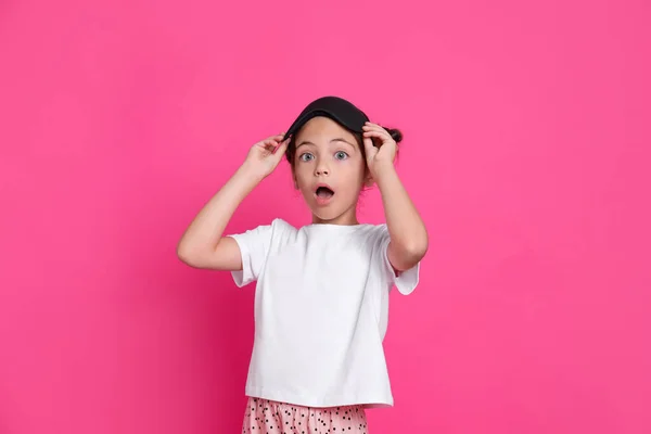 Linda Chica Pijama Con Máscara Para Dormir Sobre Fondo Rosa —  Fotos de Stock