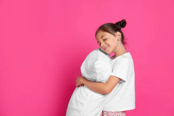 Милая Девушка Пижаме Обнимает Подушку Розовом Фоне Пространство Текста — стоковое фото