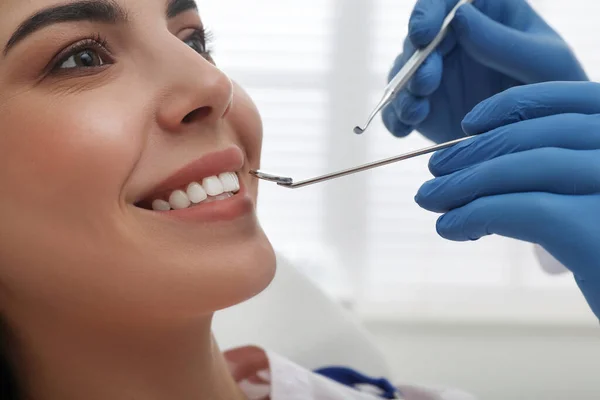 Dentista Examinando Dentes Mulher Jovem Clínica Close — Fotografia de Stock