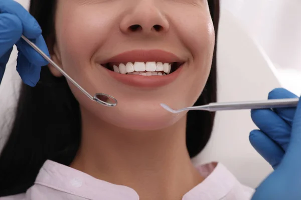 若い女性の歯を調べる歯科医 クローズアップビュー — ストック写真