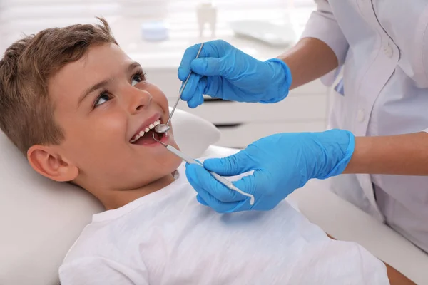 Dentista Examinando Dientes Niño Clínica Moderna —  Fotos de Stock