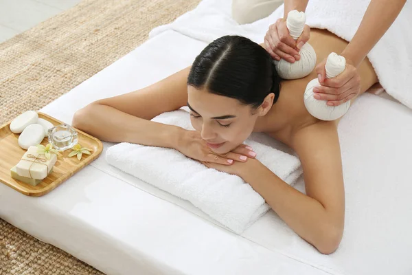 Junge Frau Erhält Kräuterbeutel Massage Wellness Salon — Stockfoto