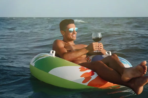 Hombre Con Copa Vino Anillo Inflable Descansando Mar — Foto de Stock